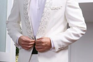 Model baju pengantin dengan jas bordir
